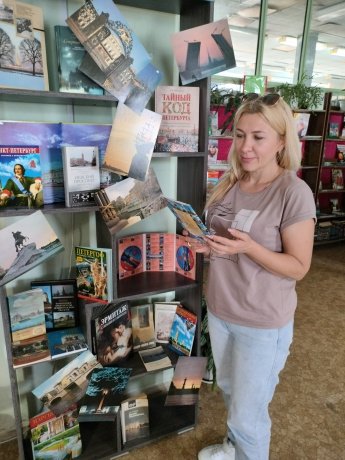Книжная выставка в исторических кадрах и фотографиях «Город над вольной Невой»