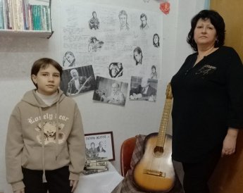 «Изгиб гитары жёлтой...»